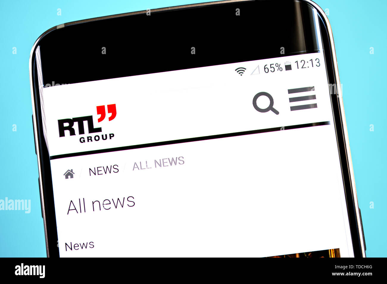 Berdyansk, Ukraine - 4. Juni 2019: RTL Group Website Homepage. Die RTL Group Logo sichtbar auf dem Bildschirm des Telefons, Illustrative Editorial Stockfoto