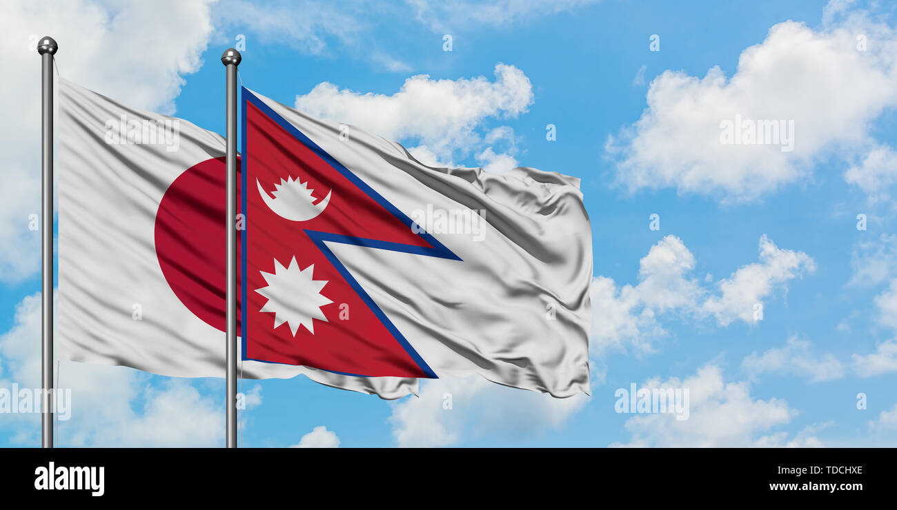Japan und Nepal Flagge im Wind gegen Weiße bewölkt blauer Himmel zusammen. Diplomatie Konzept, internationale Beziehungen. Stockfoto