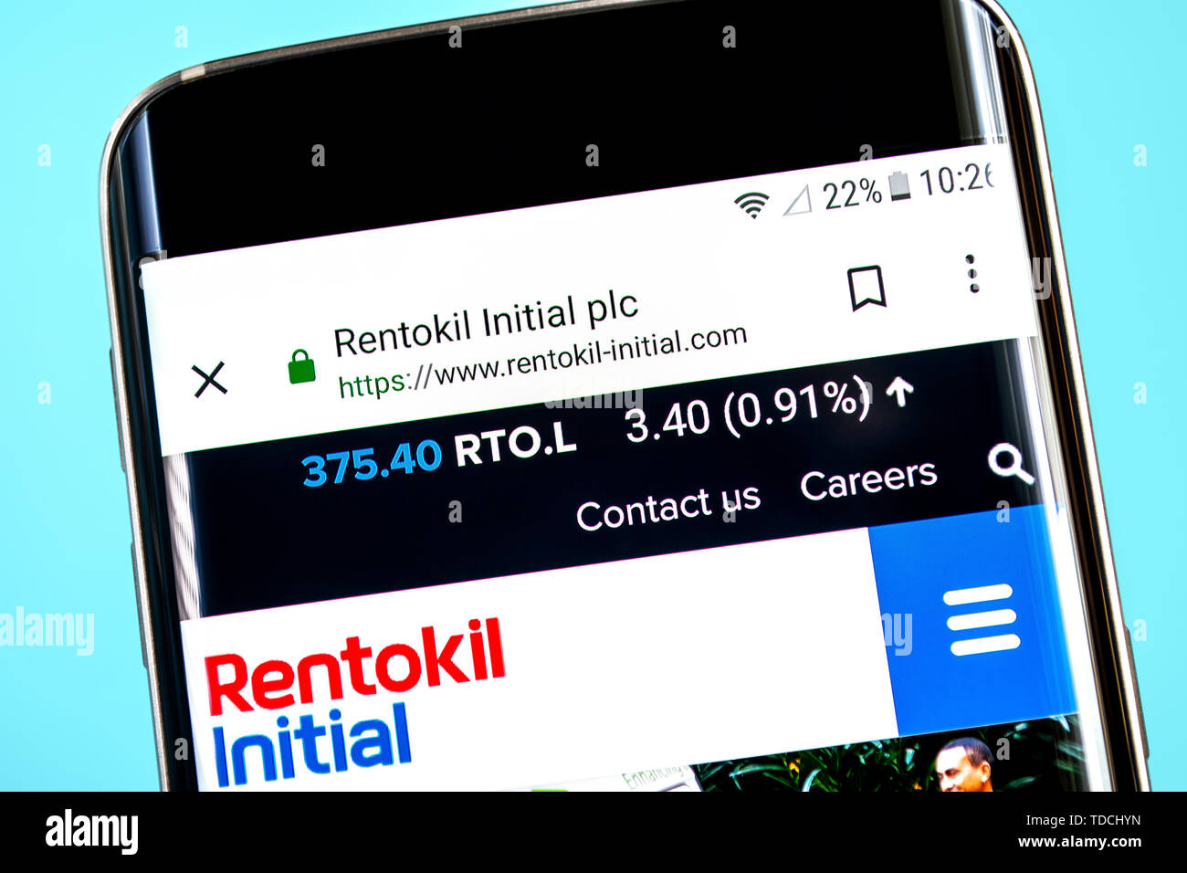 Berdyansk, Ukraine - 8. Juni 2019: Rentokil Initial Homepage. Rentokil Initial Logo sichtbar auf dem Bildschirm des Telefons, Illustrative Editorial Stockfoto