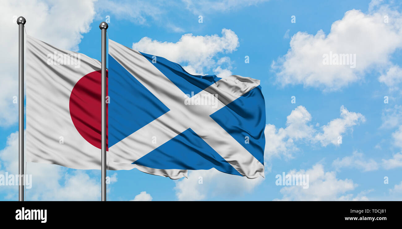 Japan und Schottland Flagge im Wind gegen Weiße bewölkt blauer Himmel zusammen. Diplomatie Konzept, internationale Beziehungen. Stockfoto