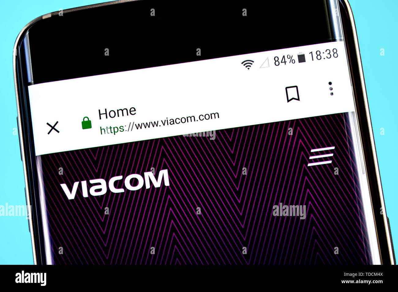 Berdyansk, Ukraine - 8. Juni 2019: Viacom Homepage. Viacom Logo sichtbar auf dem Bildschirm des Telefons, Illustrative Editorial. Stockfoto
