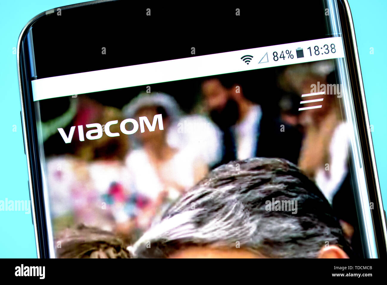 Berdyansk, Ukraine - 8. Juni 2019: Viacom Homepage. Viacom Logo sichtbar auf dem Bildschirm des Telefons, Illustrative Editorial. Stockfoto