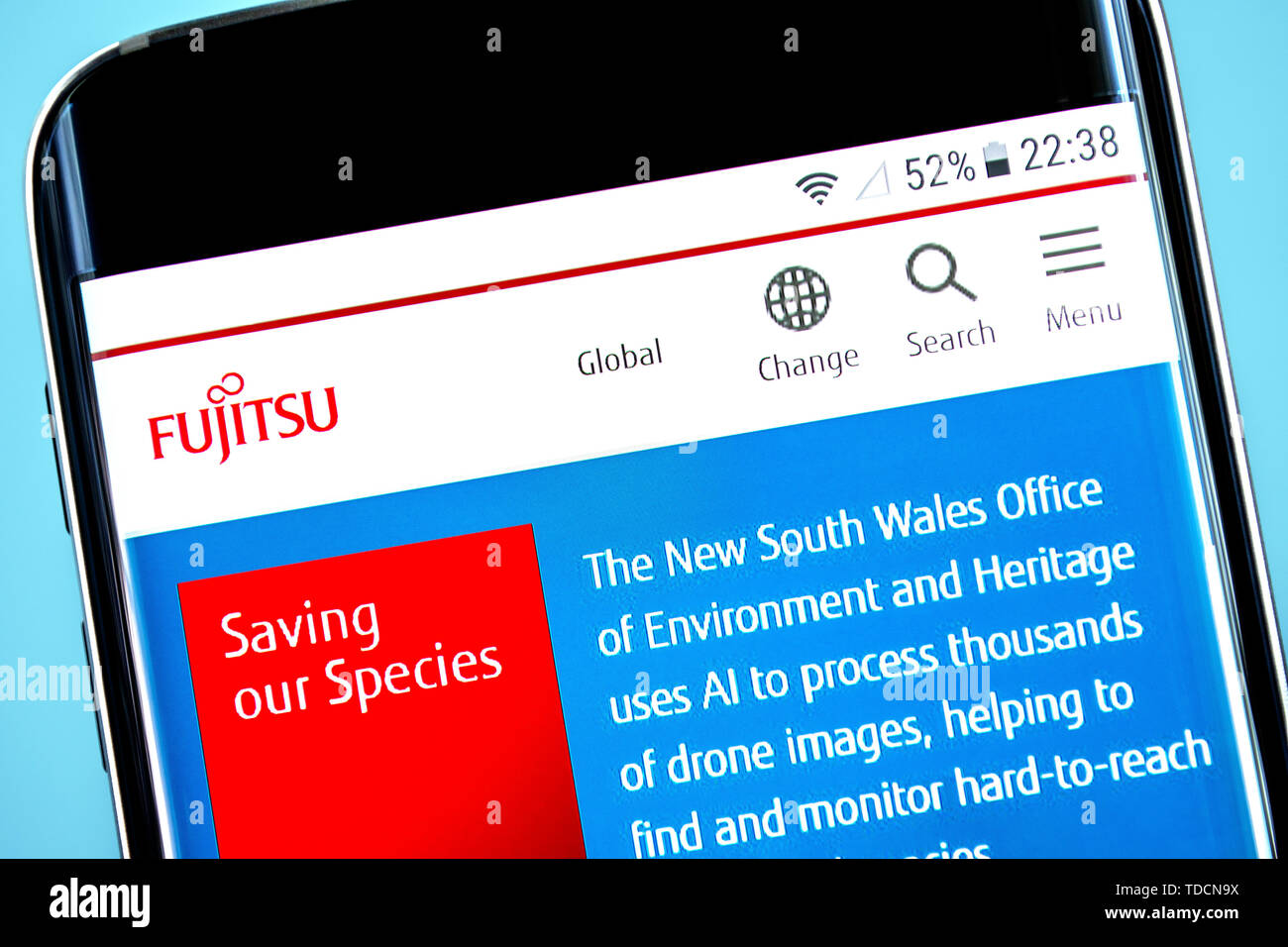 Berdyansk, Ukraine - 10 Juni 2019: Fujitsu Website Homepage. Fujitsu Logo sichtbar auf dem Bildschirm des Telefons, Illustrative Editorial. Stockfoto