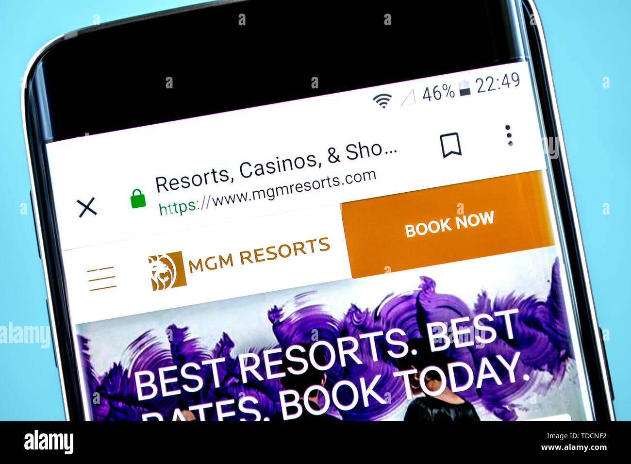 Berdyansk, Ukraine - 10 Juni 2019: MGM Resorts Homepage. MGM Resorts Logo sichtbar auf dem Bildschirm des Telefons, Illustrative Editorial. Stockfoto