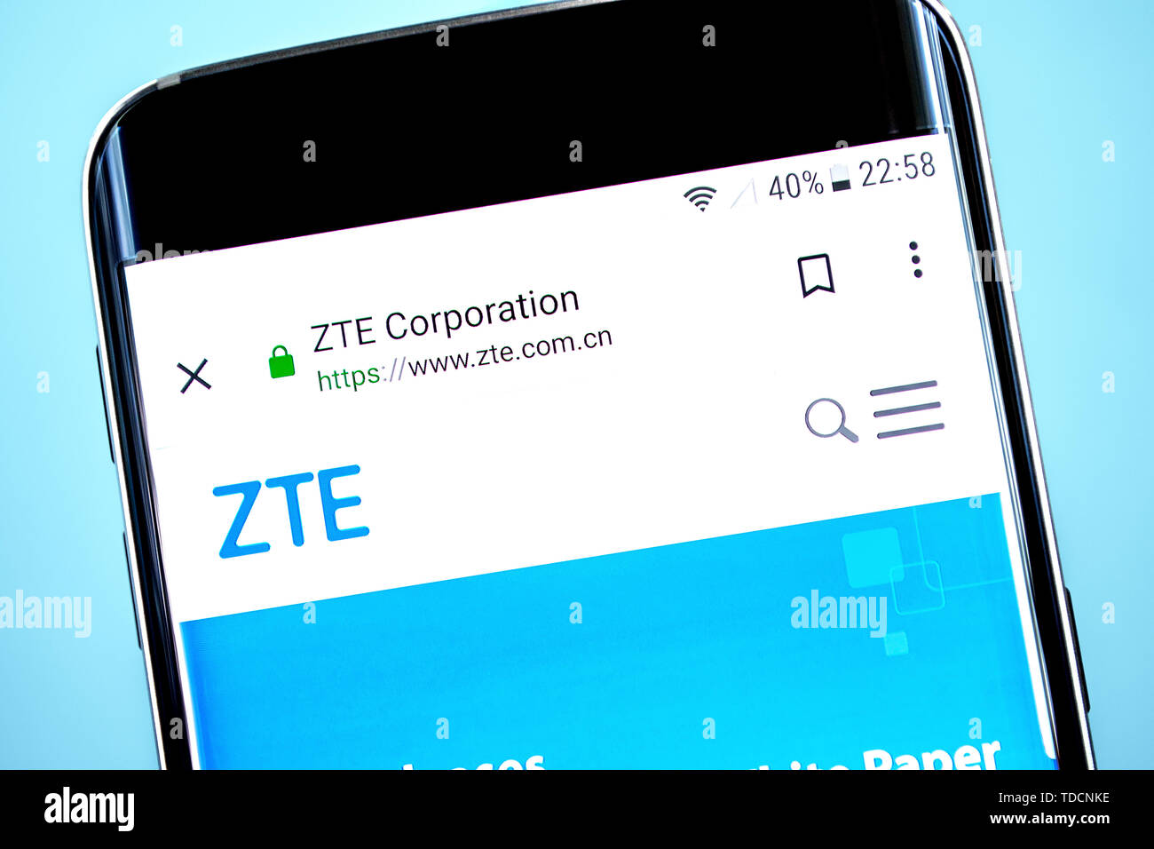 Berdyansk, Ukraine - 10 Juni 2019: ZTE Homepage. ZTE Logo sichtbar auf dem Bildschirm des Telefons, Illustrative Editorial. Stockfoto