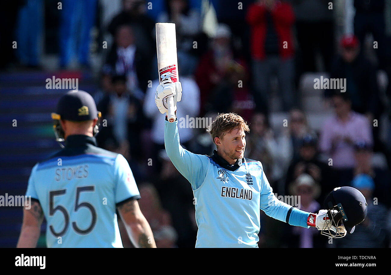 Der englische Joe Root (rechts) feiert sein Jahrhundertjubiläum beim ICC Cricket World Cup Gruppenspiel im Hampshire Bowl, Southampton. Stockfoto