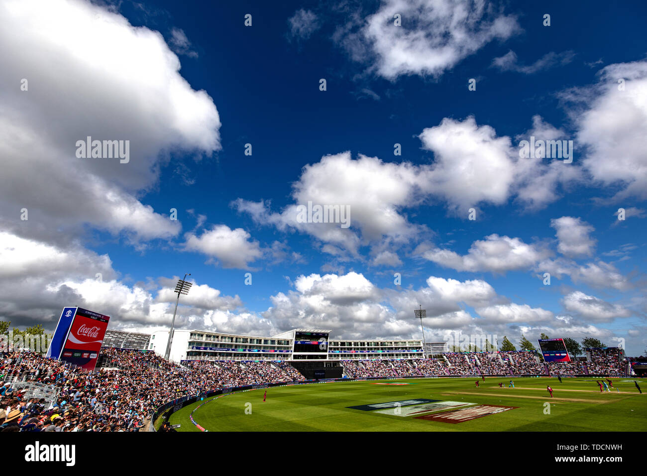 Einen allgemeinen Überblick über blauen Himmel im Stadion während der ICC Cricket World Cup group stage Gleiches an der Schüssel, Southampton, Hampshire. Stockfoto