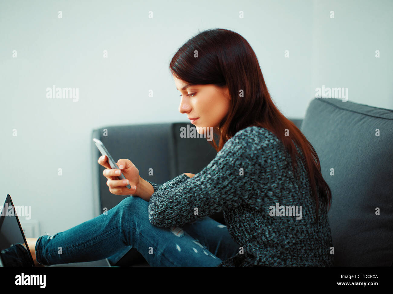 Frau mit Technologie, entspannen Stockfoto