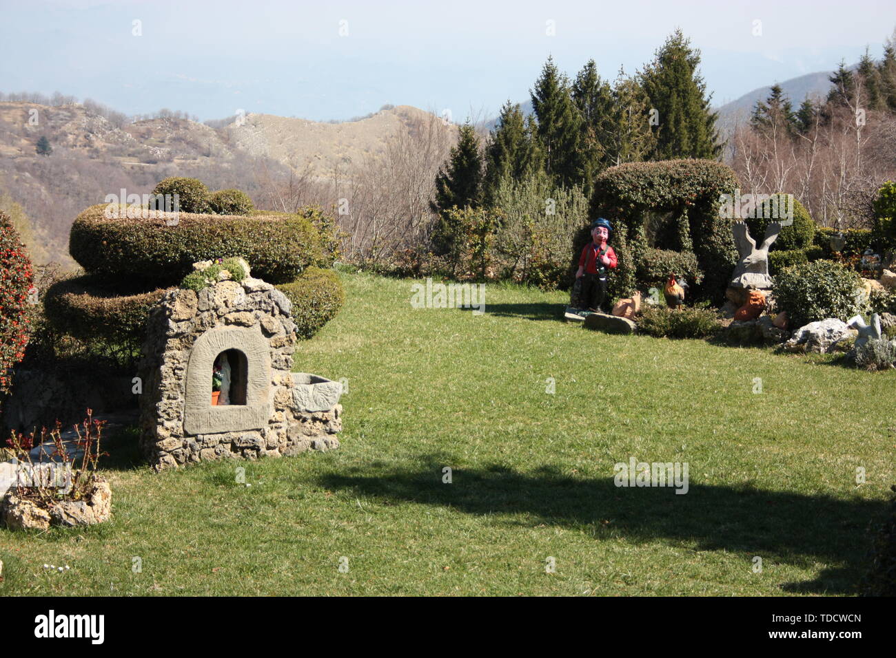 Sehr gepflegten Garten, gepflegt, in den Bergen. home Garten eines Hauses oder einer Wohnanlage Stockfoto