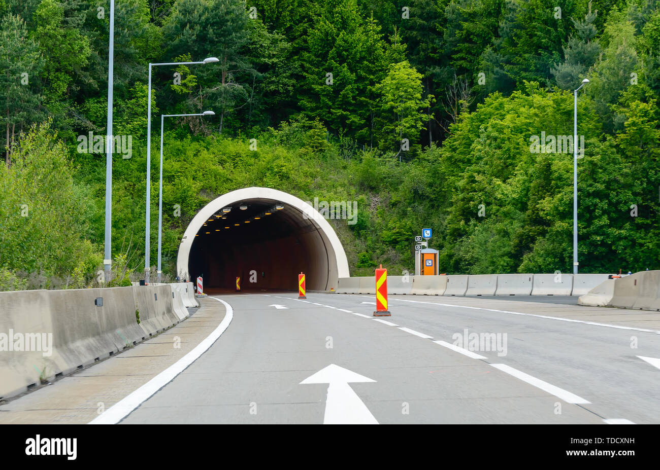 Autobahn Straße tunnel Eingang in den Bergen Stockfoto