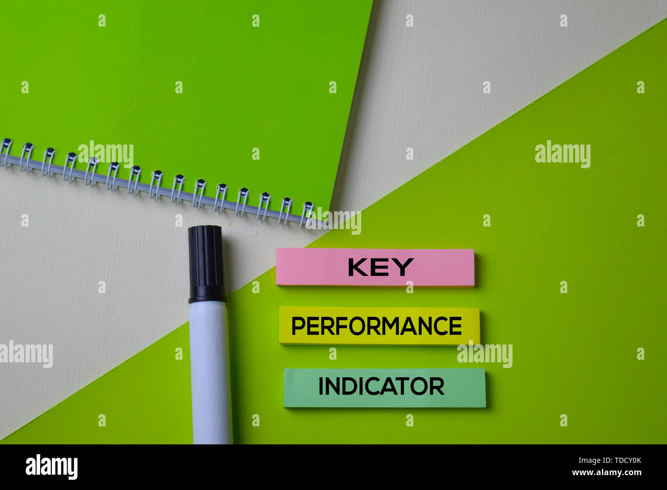 Key Performance Indicator (KPI) Text in der Ansicht von oben Büro Schreibtisch Tabelle der Business Workplace und Business Objects. Stockfoto