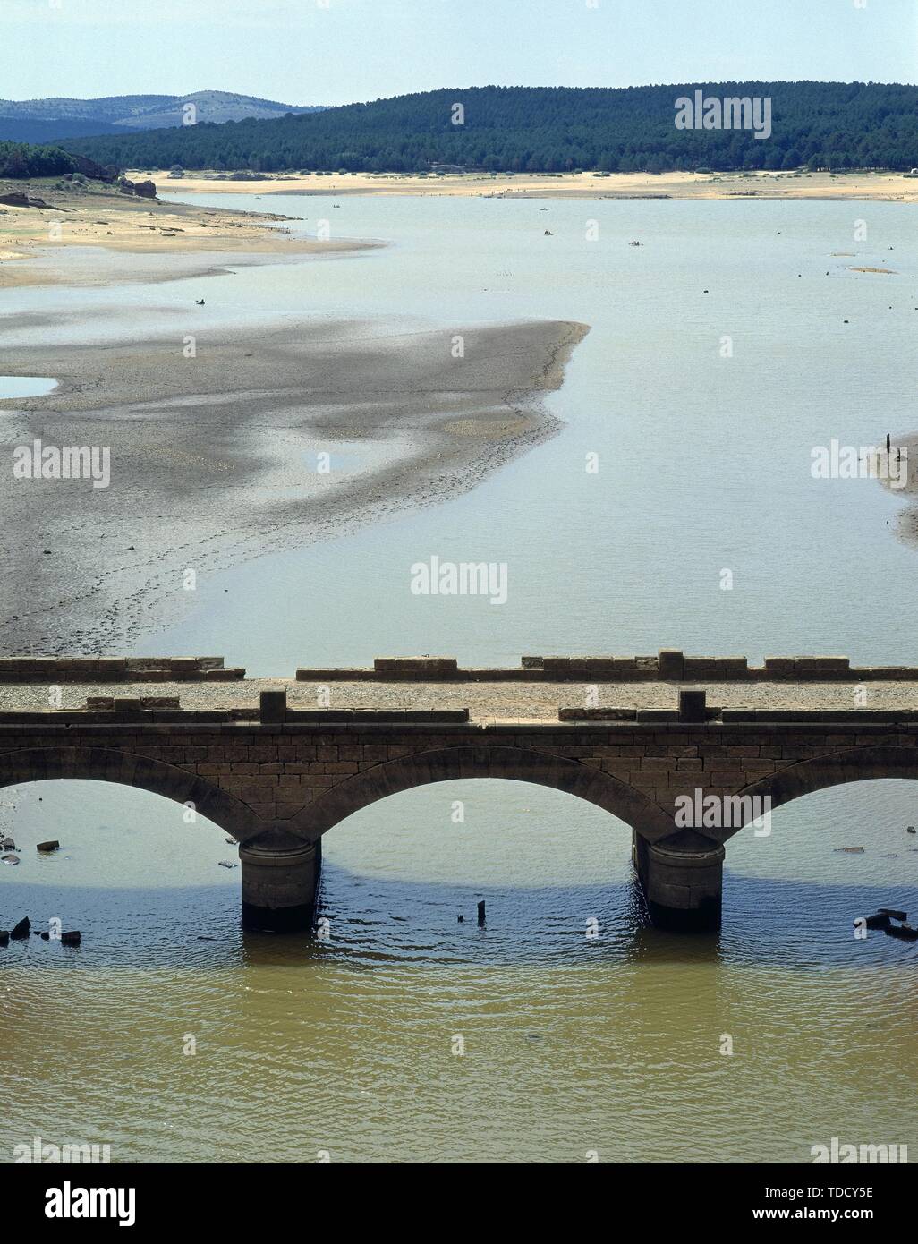 VISTA DEL STAUSEE CON PUENTE DE PRIMER TERMINO. Lage: EMBALSE DE LA CUERDA DEL POZO. PROVINCIA. Soria. Spanien. Stockfoto