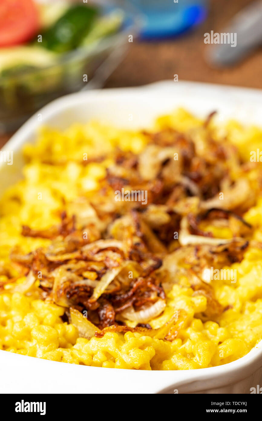 Schwäbische kaesspaetzle auf Holz Stockfoto