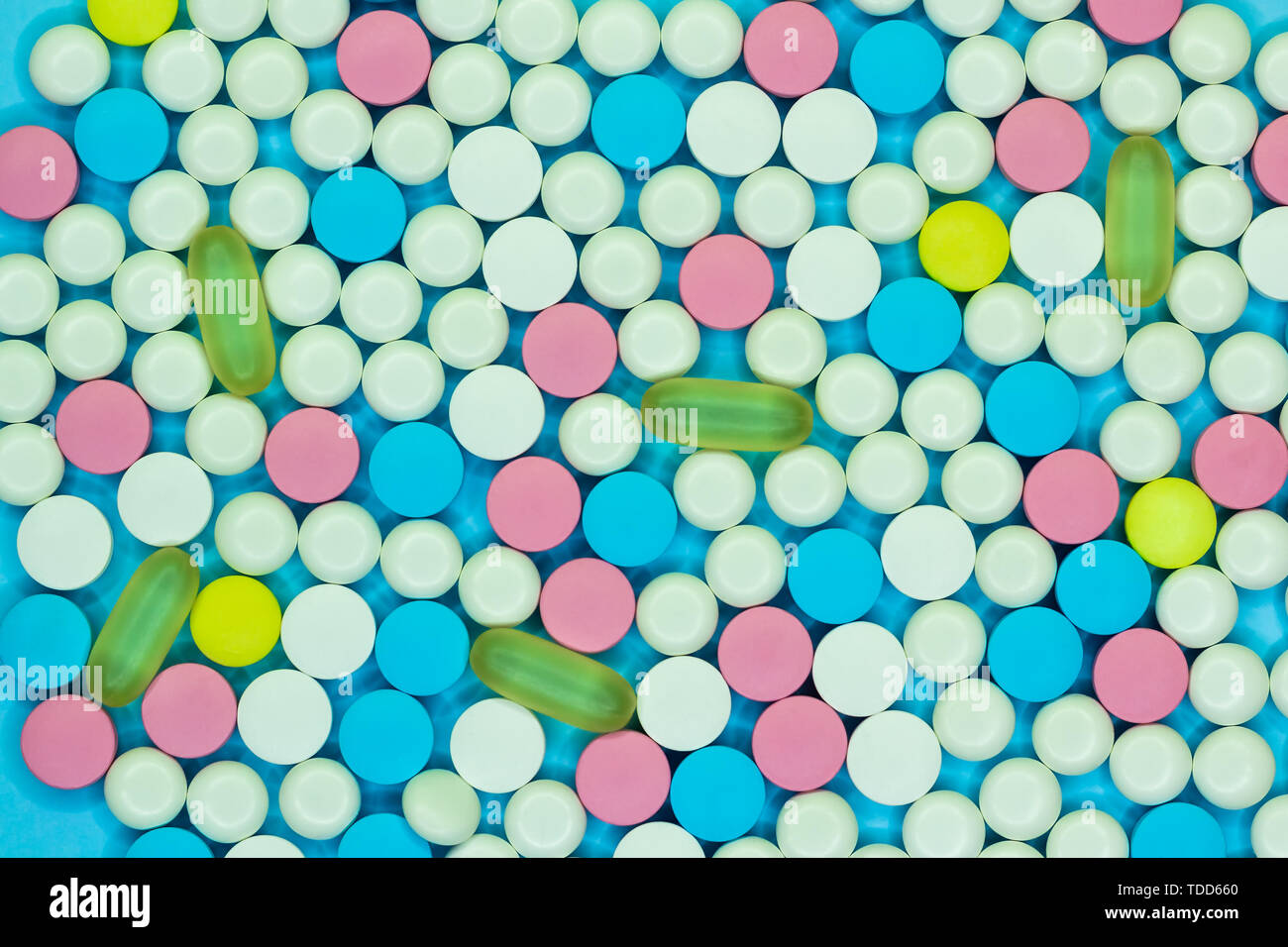 Bunte weiß, blau rosa, gelb und grün Pillen und Tabletten. Medizinischen Hintergrund. Stockfoto