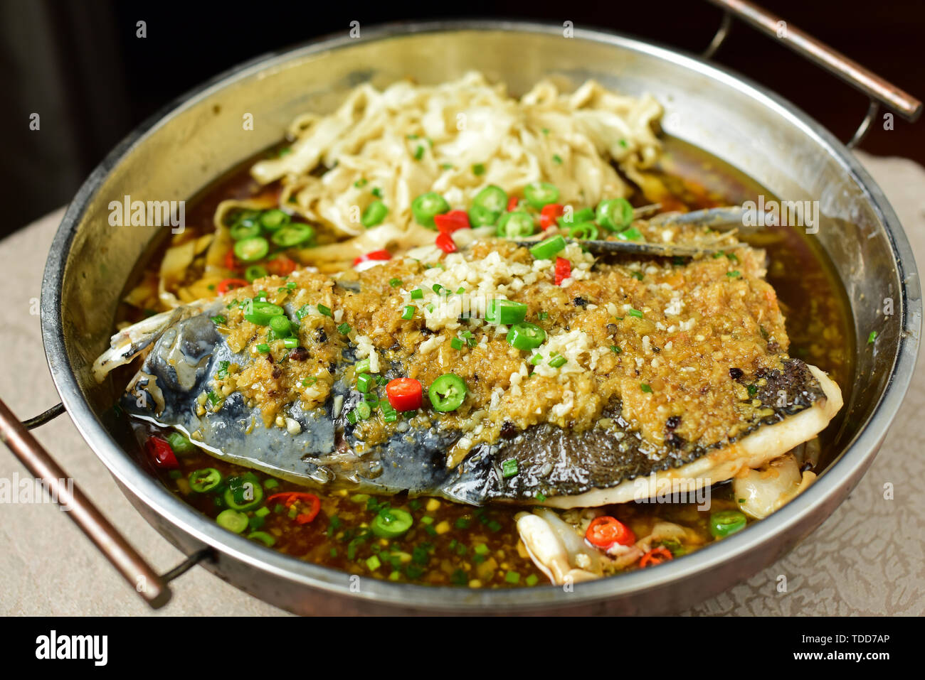Würzige Pfeffer fisch Kopf Nudeln gehackt Stockfoto