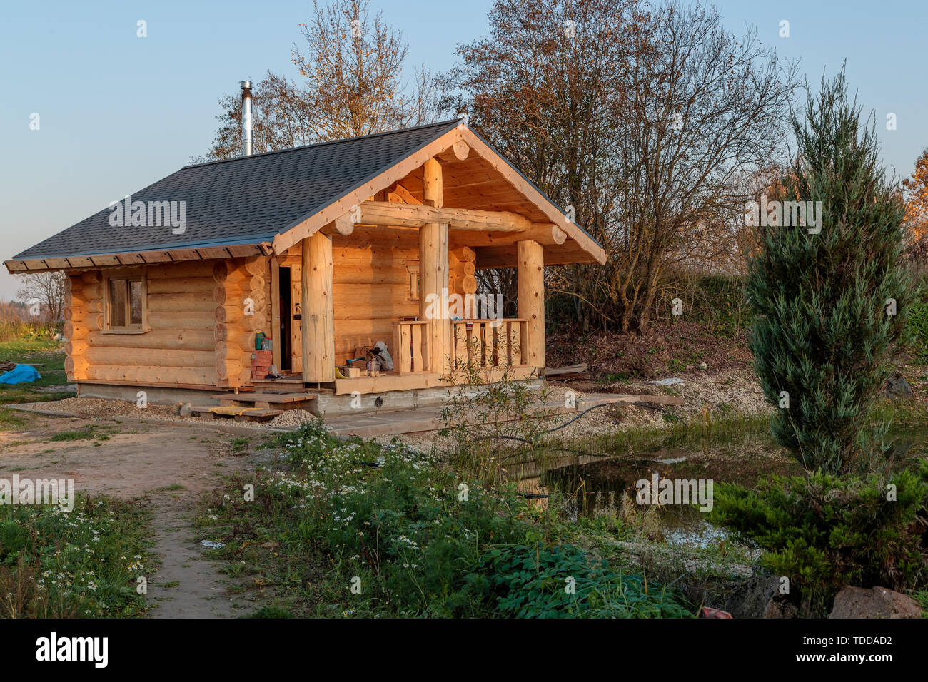 Russische hölzerne Badewanne in der Nähe der Wasser in der Tageszeit Stockfoto