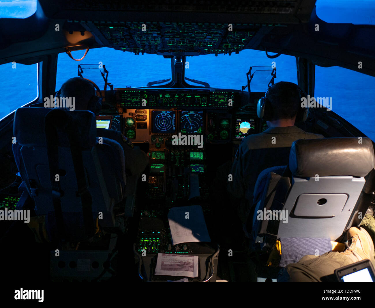 Texas Air National Guard Piloten den 204. Airlift Squadron zugeordnet, Fliegen eine C-17 Globemaster III Juni 10, 2019, über den Atlantischen Ozean. Ein Team von ANG und aktive Aufgabe Flieger der Air Base Ramstein, Deutschland reiste, für die Schnelle Antwort 19. Die Flieger reisten von Joint Base Pearl Harbor-Hickam, Hawaii, rund 5.600 weitere Teilnehmer aus acht Nationen der NATO beizutreten. Iteration in diesem Jahr der Übung enthält Service Mitglieder aus Kanada, Frankreich, Deutschland, Italien, den Niederlanden, Spanien, dem Vereinigten Königreich und den Vereinigten Staaten. Übung SR 19 fördert die regionale Stabilität und Wertpapiere Stockfoto