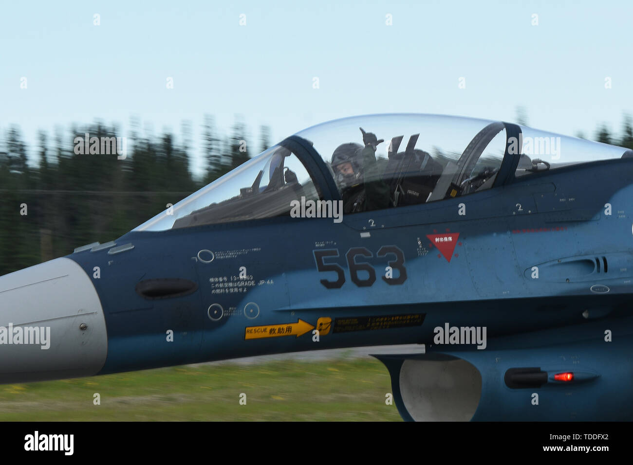 Ein Japan Air Verteidigung-kraft Mitsubishi F-2 ein Taxi in die flightline während der roten Fahne - Alaska 19-2 bei Eielson Air Force Base, Alaska, 10. Juni 2019. RF-A ist eine jährliche US Pacific Luftwaffen Feld Training übung für US-amerikanische und internationale Kräfte, erhöht die Bereitschaft der beteiligten Kräfte. (U.S. Air Force Foto: Staff Sgt. Sergio A. Gamboa) Stockfoto