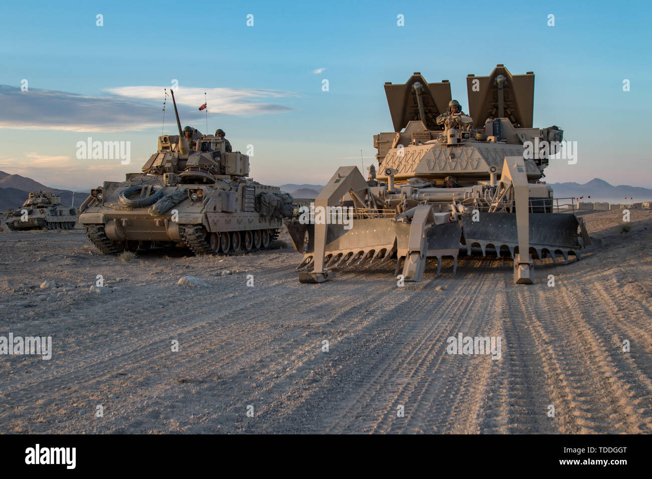 Soldaten von einem Co, 116 Brigade Engineer Battalion, Position, ihre M 1150 Assault Breacher Fahrzeug während einer Live-Fire Training am National Training Center (NTC) in Fort Irwin, Kalifornien, 12. Juni 2019. Die M1150 ist in den USA eine militärische Minen und Sprengstoffen clearing Fahrzeug, mit einer Mine-Pflug und Gebühren ausgestattet sind. NTC ist ein Monat - lange Drehung, die mehr als 4.000 Service Mitglieder aus 31 Staaten, darunter Einheiten aus 13 nationalen Schutz Staaten und Territorien, mit realistischen Ausbildung ihrer Bekämpfung, Unterstützung und Erhaltung Fähigkeiten zu verbessern. (Foto: Cpl. Alisha Grezlik, 115 Stockfoto