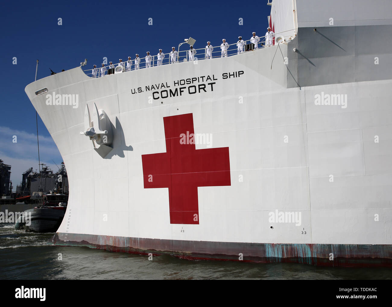 190614-N-OH 262-1705 Norfolk, Virginia (Juni 14, 2019) --U.S. Marine Segler bin ein-Schienen' an Bord der U.S. Navy Hospilledal Ship USNS Comfort (T-AH 20) als das Schiff unterwegs erhält von der Naval Station Norfolk, Juni 14. Komfort erhielt unterwegs sein, um die Bereitstellung zu Südamerika, Mittelamerika und der Karibik zur Unterstützung der humanitären Hilfe und der Partner. (U.S. Marine Foto von Bill Mesta/freigegeben) Stockfoto