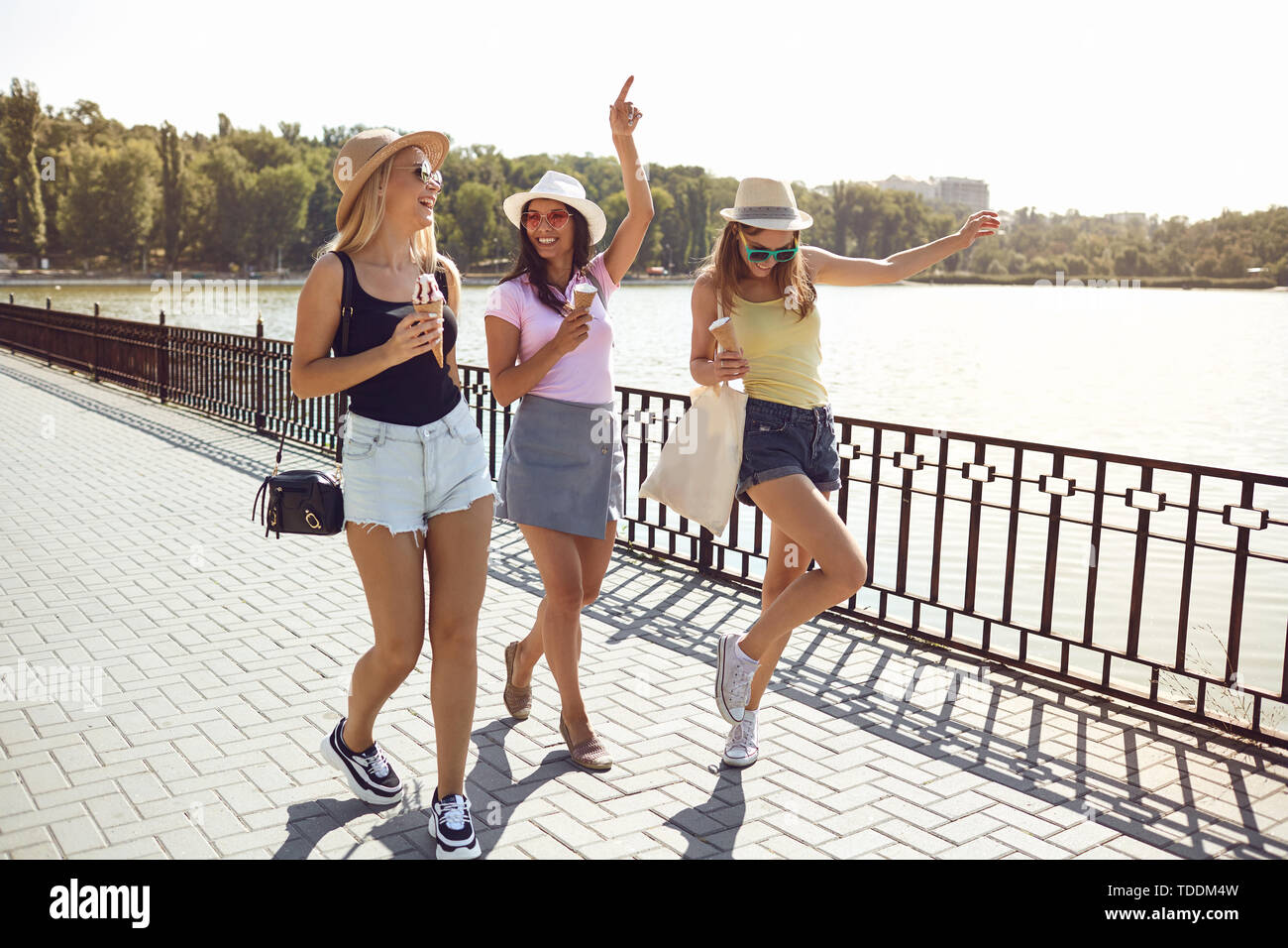 Stilvolle Frauen Bummeln am Bahndamm Stockfoto