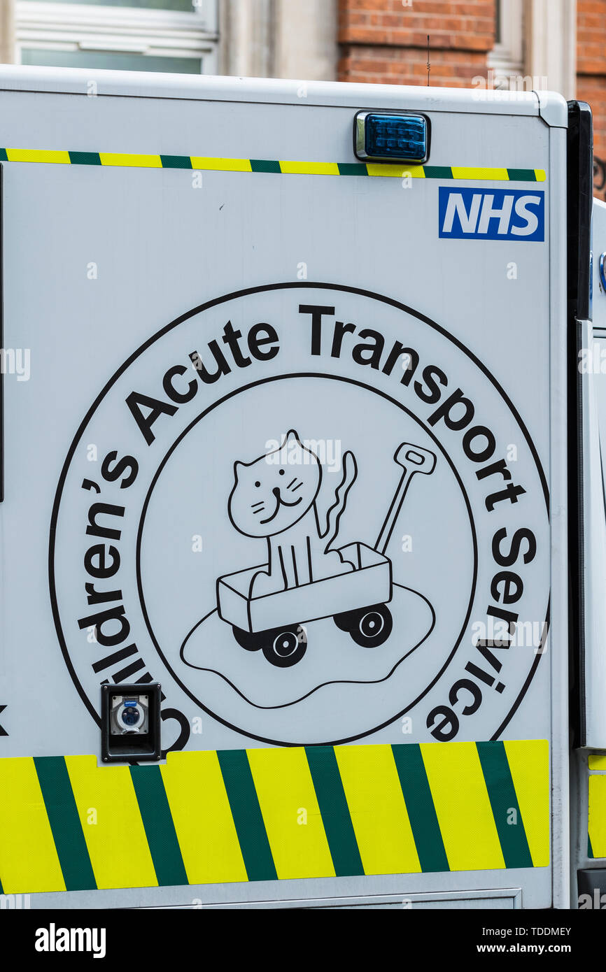 Kinder akute Transport Service ambulance außerhalb von Great Ormond Street Hospital, Bloomsbury, London, England, Großbritannien Stockfoto