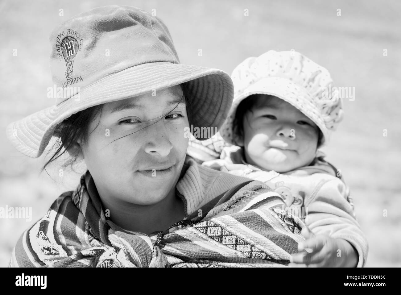 Porträt einer Quechua Frau mit einem Baby in der Reserva Nacional de Salinas y Aguada Blanca, Arequipa, Peru, Stockfoto