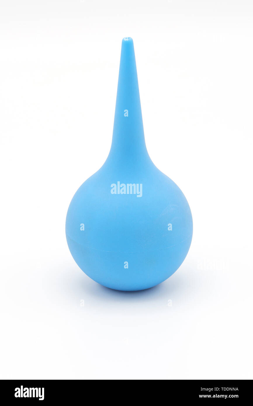 Blue enema auf einem weißen Hintergrund. Medizinisches Gerät für die Darmreinigung, die Prävention und Behandlung von Verstopfung Stockfoto