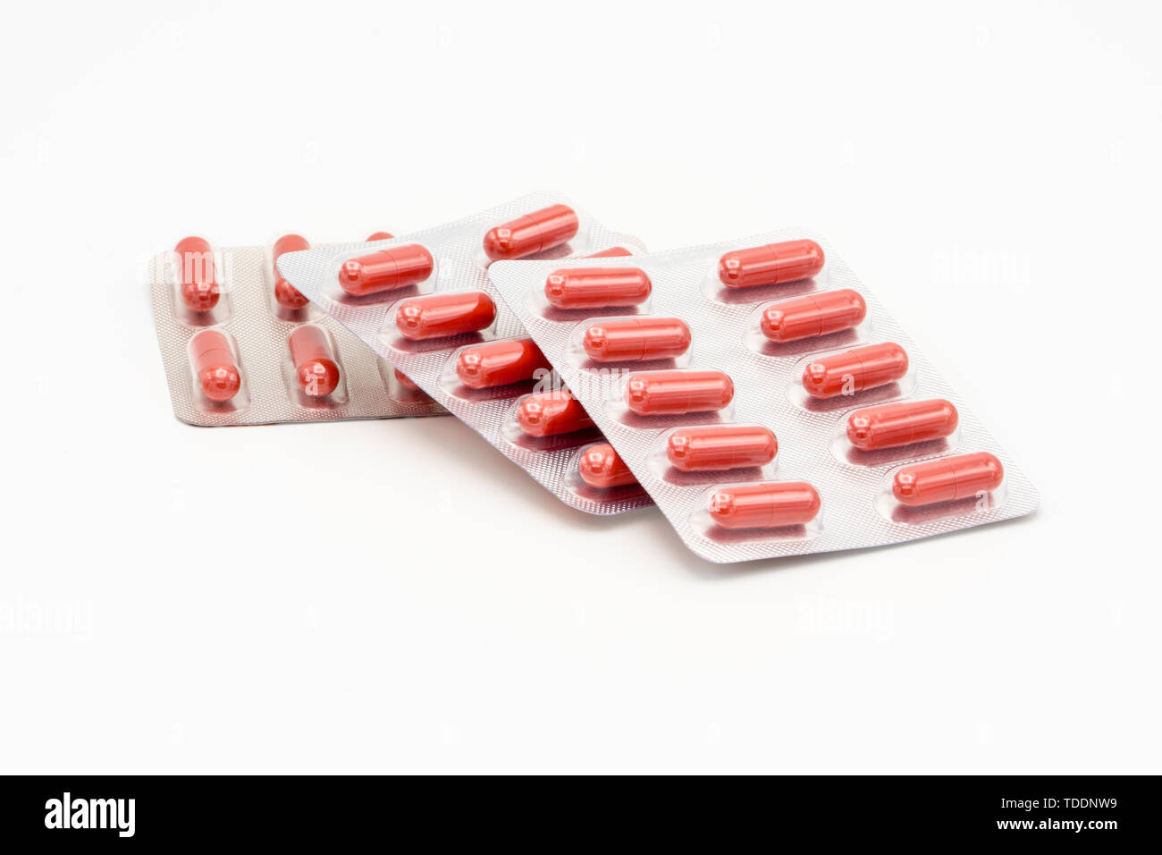 Ergänzungen und Pillen, Blister, close-up. Stelle deinen Text einfügen, weisser Hintergrund. Konzept der pharmazeutischen Industrie und Global Healthcare Stockfoto