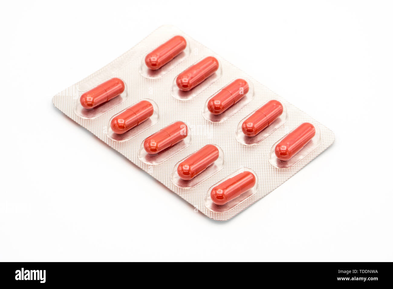 Ergänzungen und Pillen, Blister, close-up. Stelle deinen Text einfügen, weisser Hintergrund. Konzept der pharmazeutischen Industrie und Global Healthcare Stockfoto