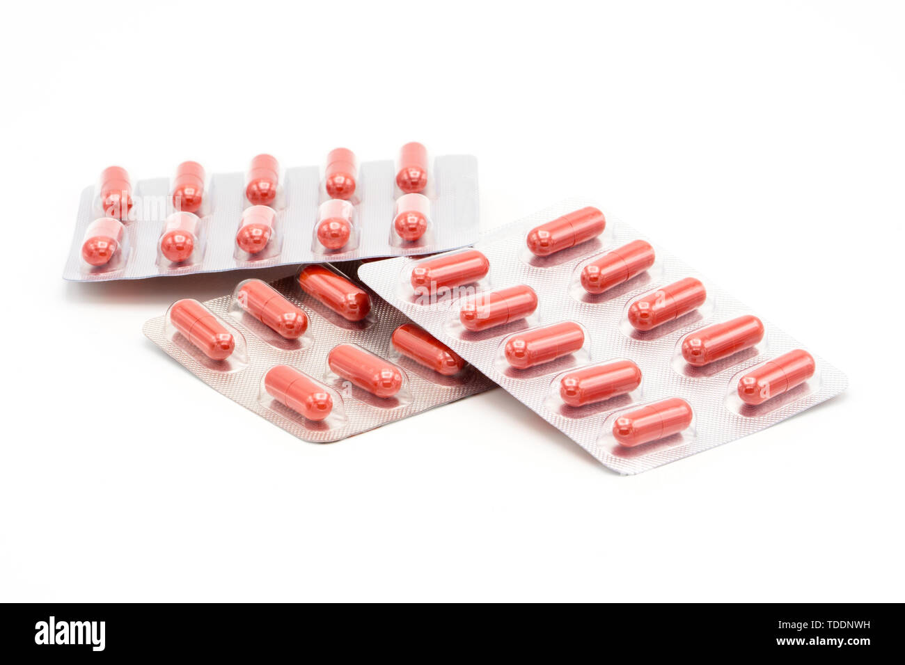 Ergänzungen und Pillen, Blister, close-up. Stelle deinen Text einfügen, weisser Hintergrund. Konzept der pharmazeutischen Industrie und Global Healthcare Stockfoto