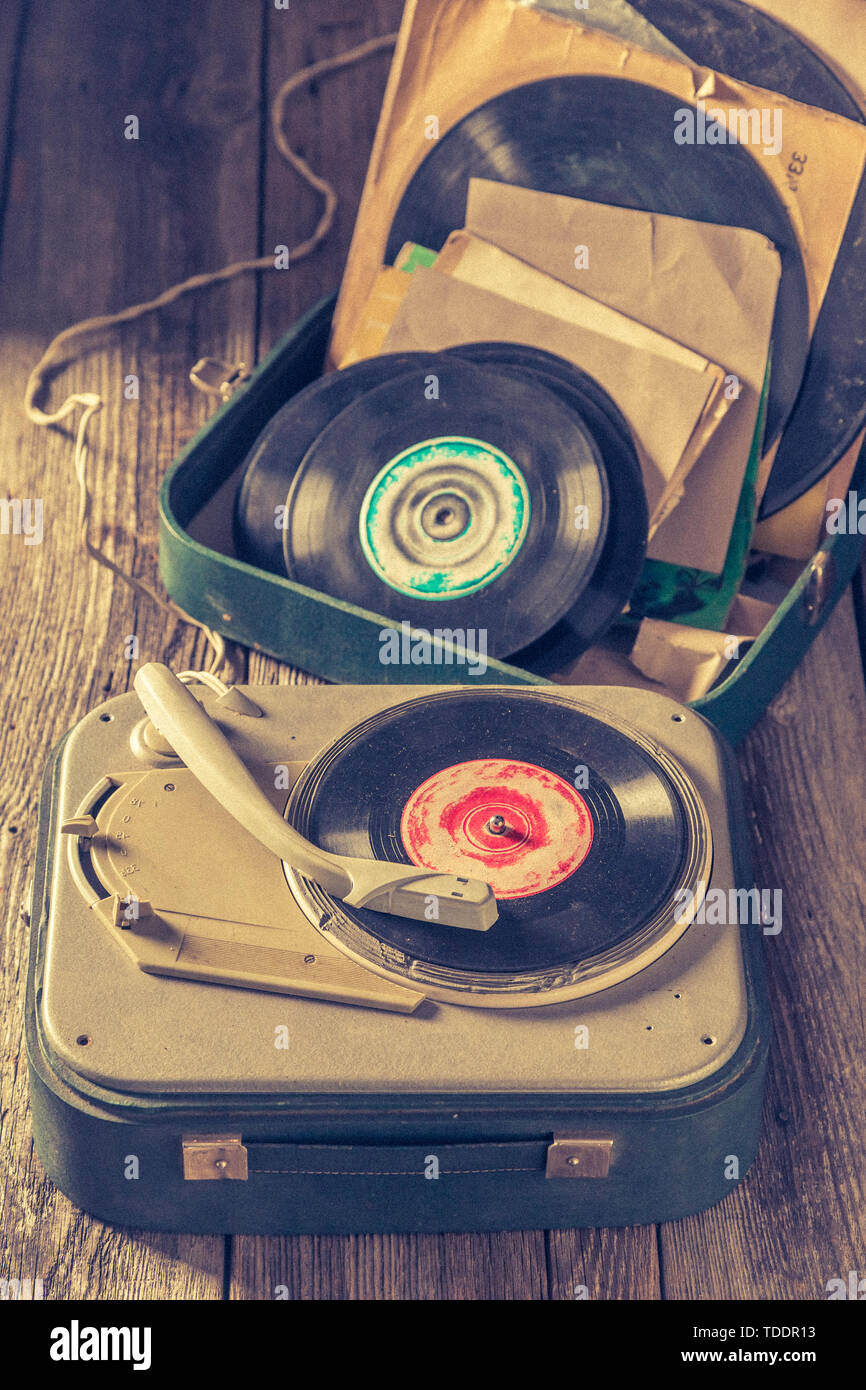 Alte kleine Grammophon und alten Vinyls mit verkratzt Stockfoto