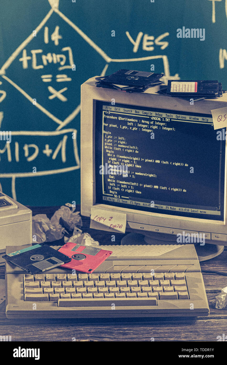Nahaufnahme der Programmierung auf alten Rechnern im Labor Stockfoto