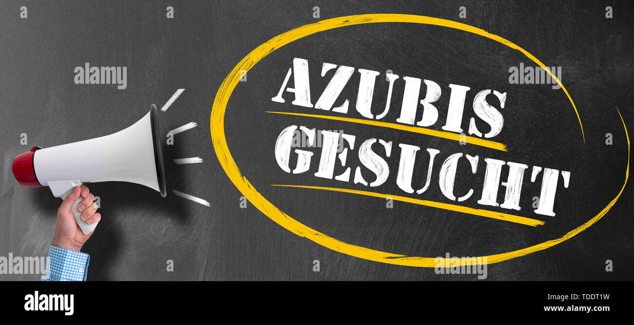 Hand der Mann mit Megaphon oder Megaphon gegen Tafel mit Text AZUBIS GESUCHT, Deutsch für Auszubildende oder Praktikanten gesucht Stockfoto