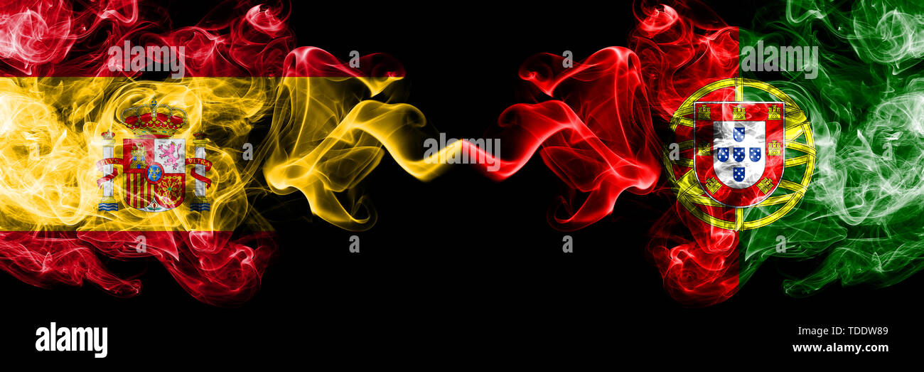 Spanien vs Portugal, Portugiesische smoky mystic Flaggen nebeneinander. Dicke farbige seidig raucht Flagge von Spanien und Portugal, Portugiesisch Stockfoto