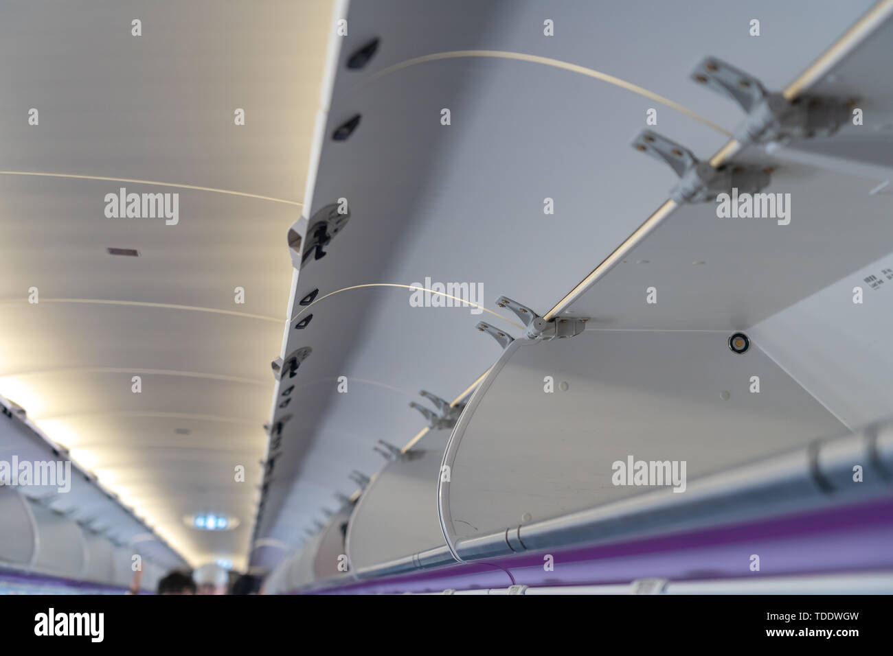 Handgepäck im Ablagefach auf Commercial Airplane. Detail geschossen von einem Flugzeug Cabin Interior. Travel Concept mit Kopie Raum Stockfoto