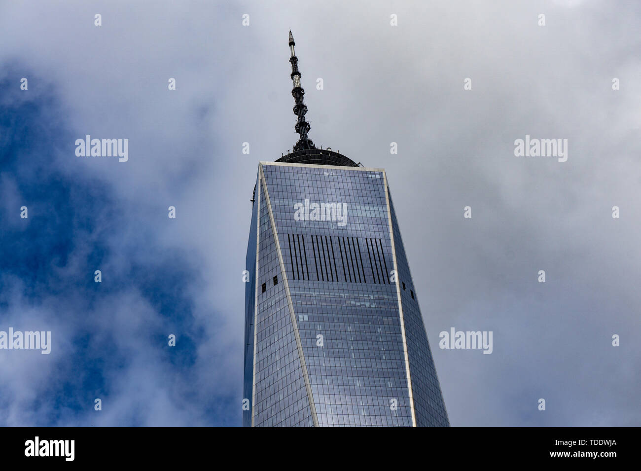 New York, USA - November 2018: Die Ansicht von unten auf das Freedom Tower von Financial District in Manhattan, New York, USA. Es wird auch als eine Welt Tr Stockfoto