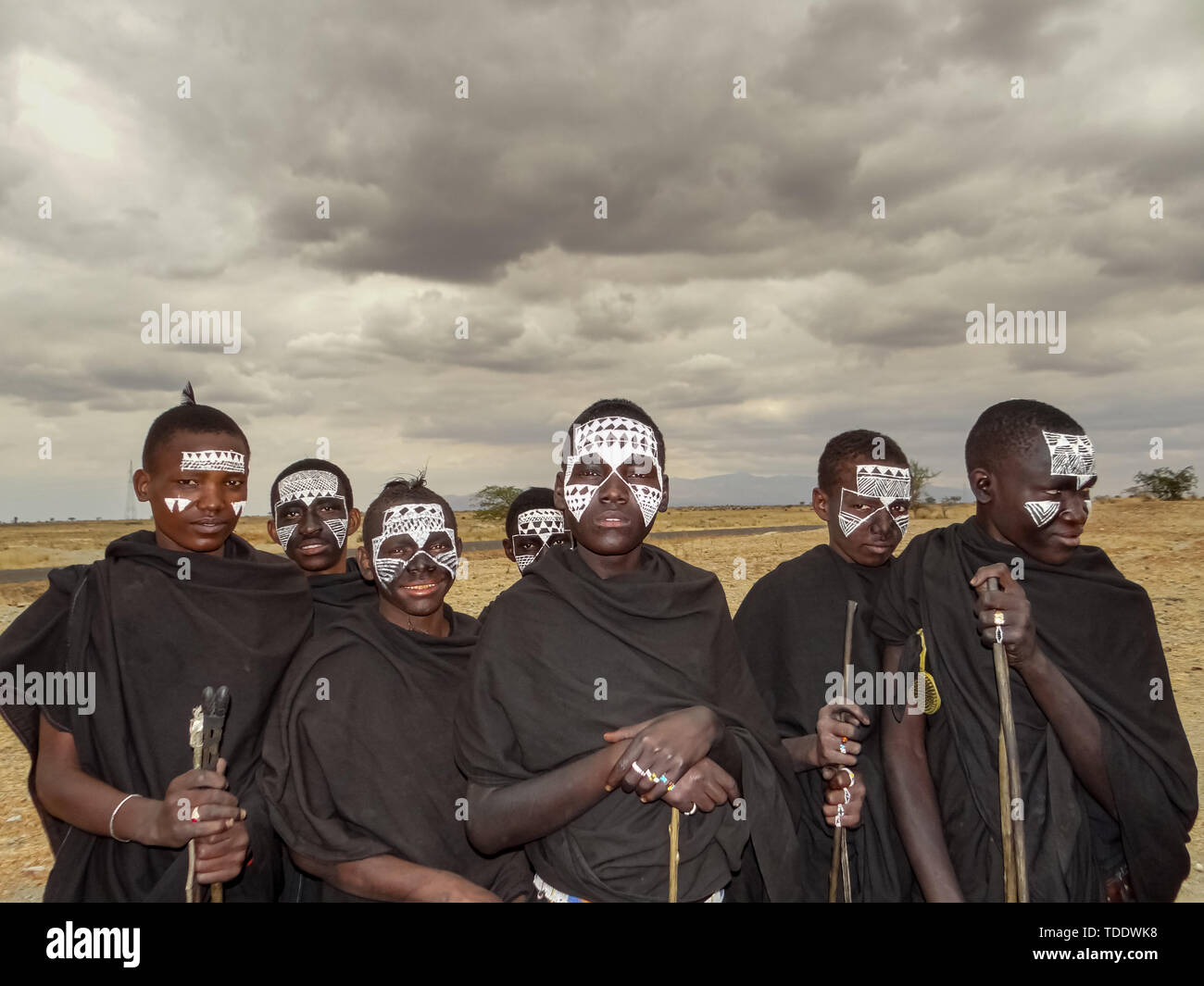 Arusha, Tansania - August 2012. Nicht identifizierte Junge Masai Krieger, die Maasai sind das Wohl Aller Afrikanischen Volksgruppen bekannt. Stockfoto