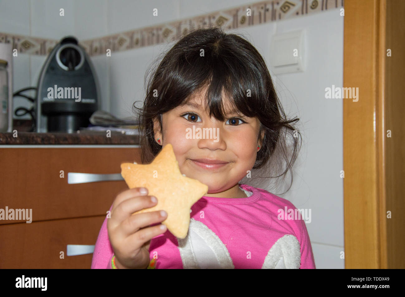 Kinder Weihnachten Cookie mit Hand gemacht Stockfoto