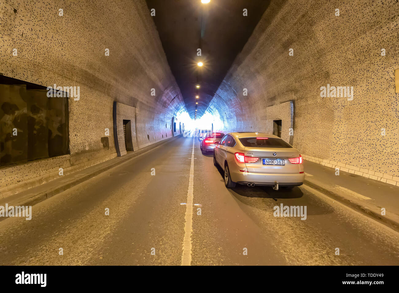 Budapest, Ungarn - 25. Mai 2019: Verkehr in Adam Clark Tunnel unter dem Burgberg. Es bietet einen einfachen Zugang zu Orten in Buda hinter dem Hügel. 350 Mete Stockfoto