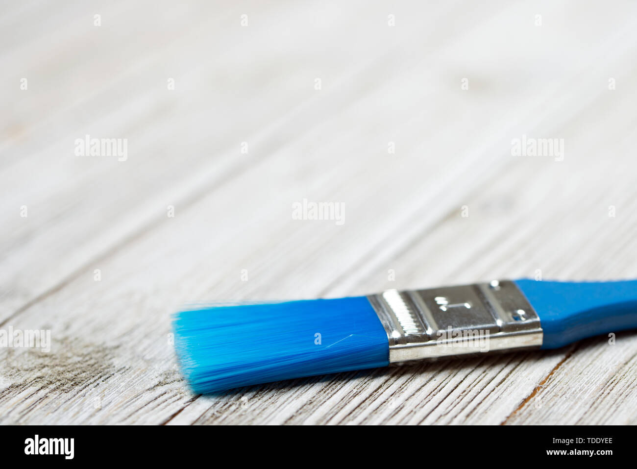 Blau Pinsel in Grau Holz- Hintergrund Stockfoto