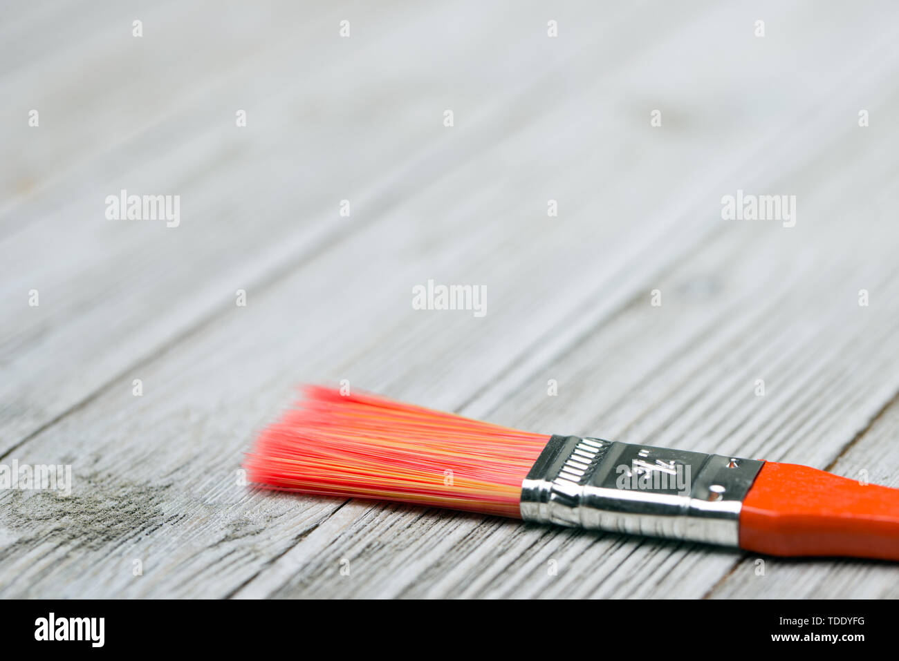 Red Pinsel in Grau Holz- Hintergrund Stockfoto