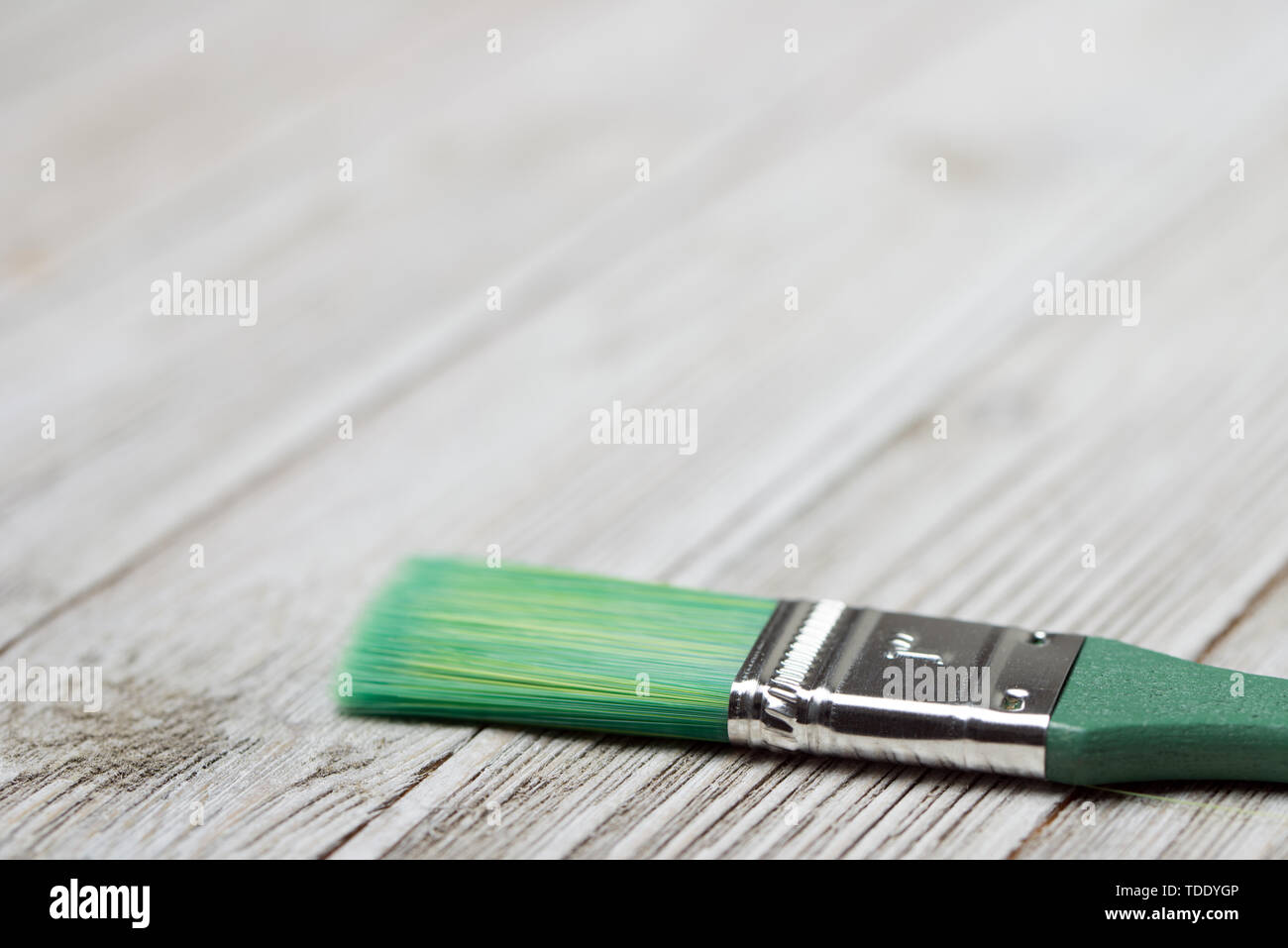 Grüne Pinsel in Grau Holz- Hintergrund Stockfoto