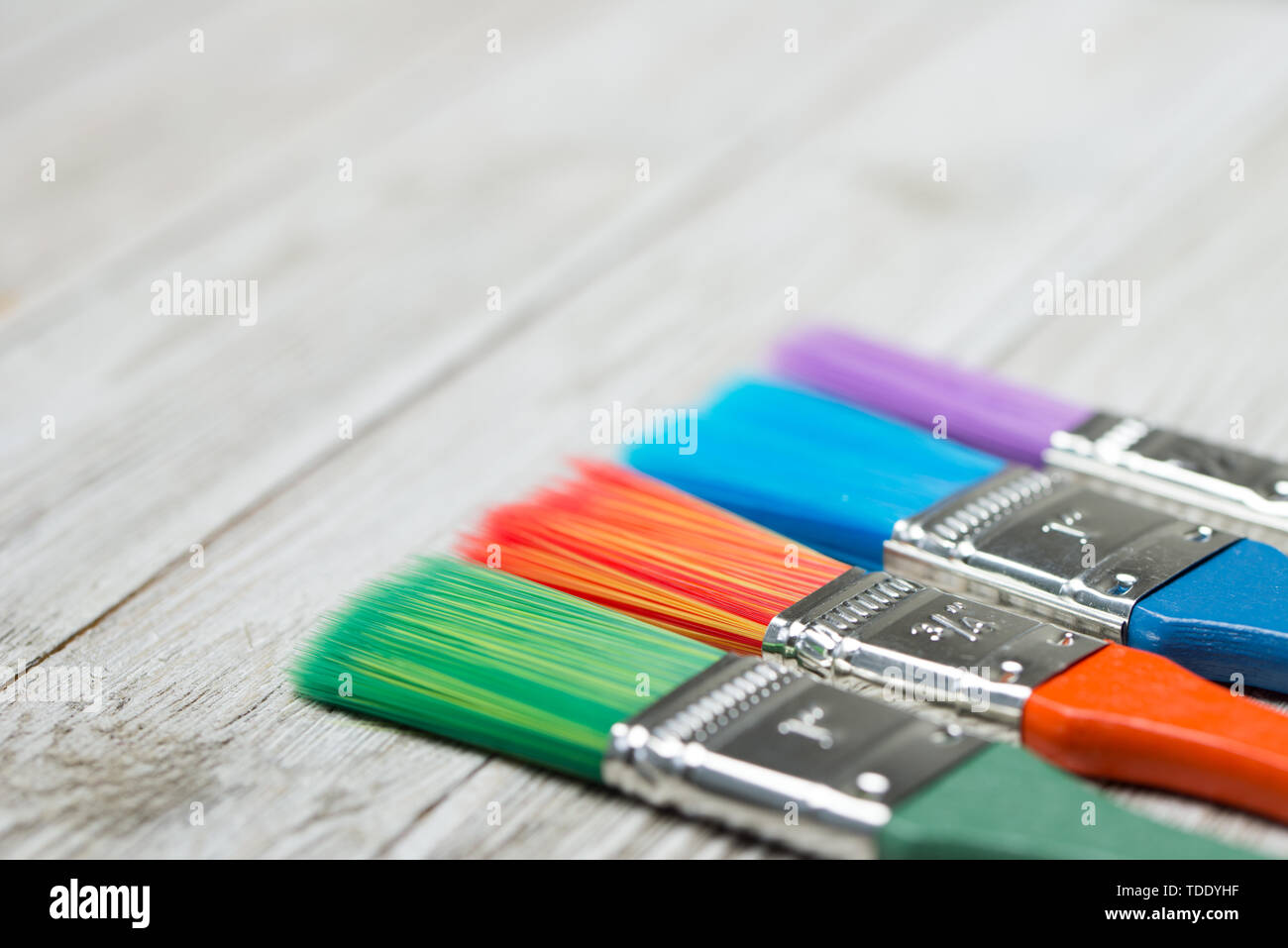 Multicolor Pinsel in Grau Holz- Hintergrund Stockfoto