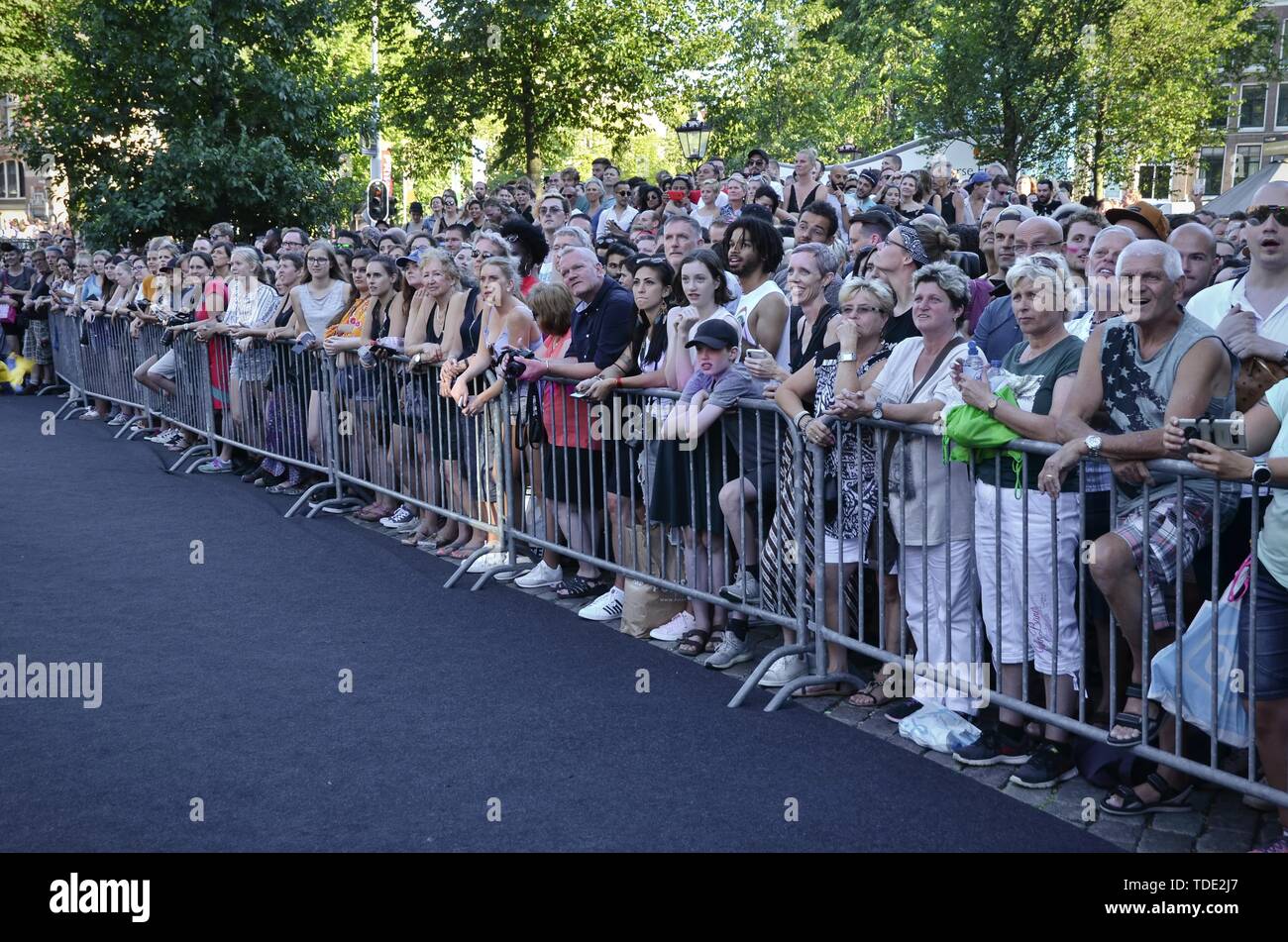 Die Masse für die Stiletto Run der Drag Queen Olympics an der Homo Monument warten. Die Show ist ein Teil der Stolz 2018 jährliche öffentliche Veranstaltung Stockfoto