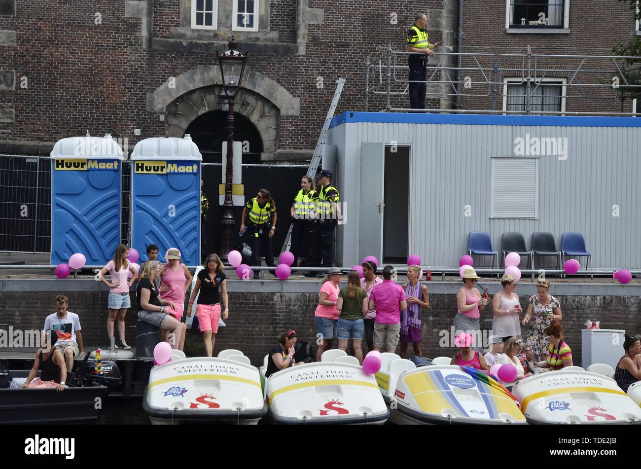 Die Prinsengracht mit der festlichen Menge, Polizisten und Parkplatz Pedalos, zur Zeit der Stolz Boot Parade 2018, eine jährliche öffentliche Veranstaltung Stockfoto