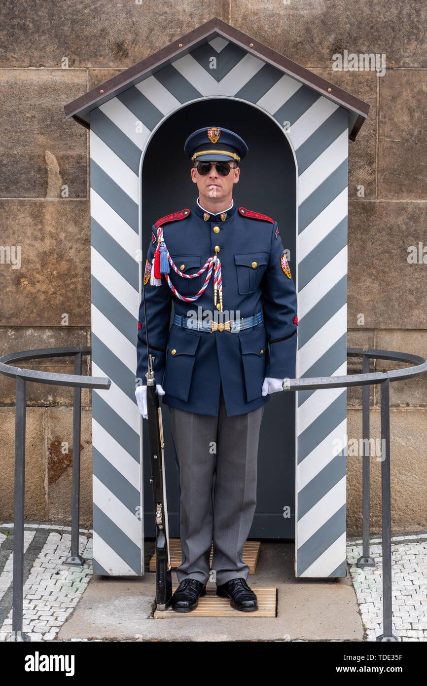 Prag, tschechische Republik - 8. Juni 2019: Präsidentengarde der Ehre am Hradschin in Prag. Stockfoto