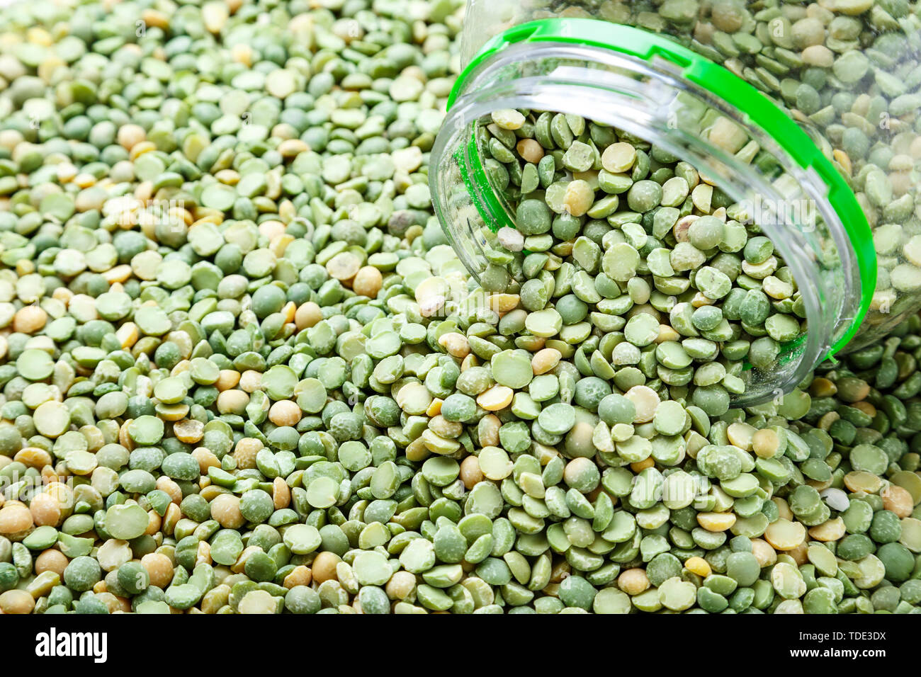 Zerstreut als Hintergrund der trockenen Erbsen aus der Dose Stockfoto
