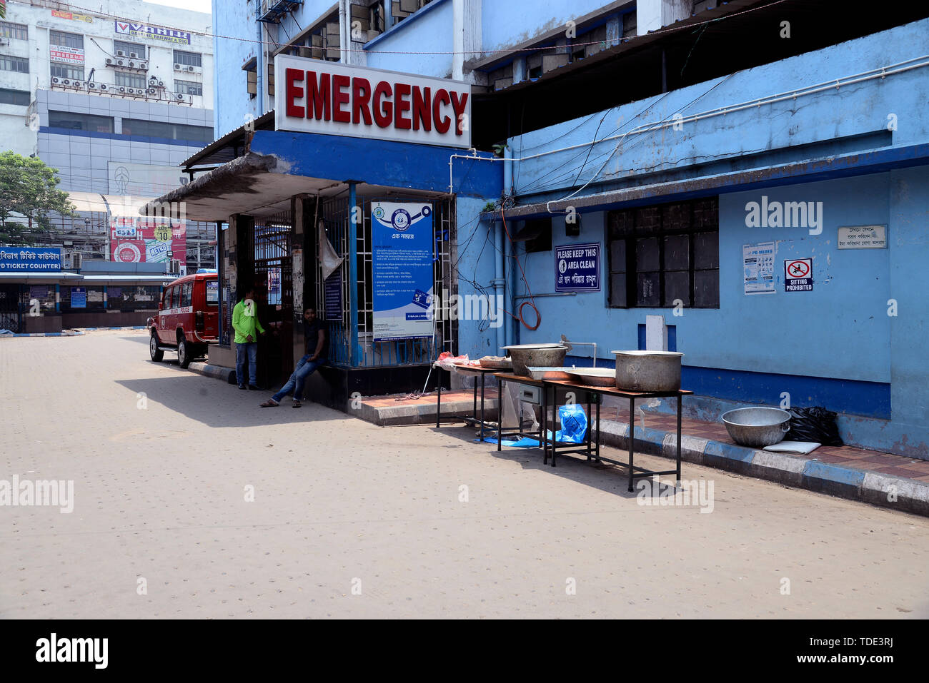 Kolkata, Indien. 14 Juni, 2019. Sicherheitspersonal vor der Notaufnahme von Nil Ratan Sircar medizinische Hochschule und Krankenhaus oder NRS während Junior Arzt landesweiten Streik nach dem Arzt über angebliche Fahrlässigkeit angegriffen. Credit: Saikat Paul/Pacific Press/Alamy leben Nachrichten Stockfoto