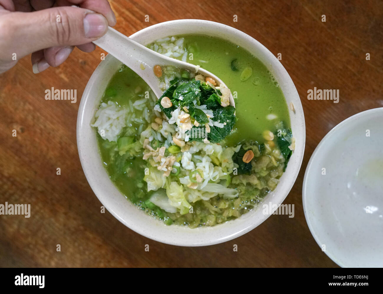 Lei Cha oder gemahlen Kaffee, einem traditionellen Südlichen Chinesischen Tee-trinken oder grue, Chinesischen Hakka food Stockfoto